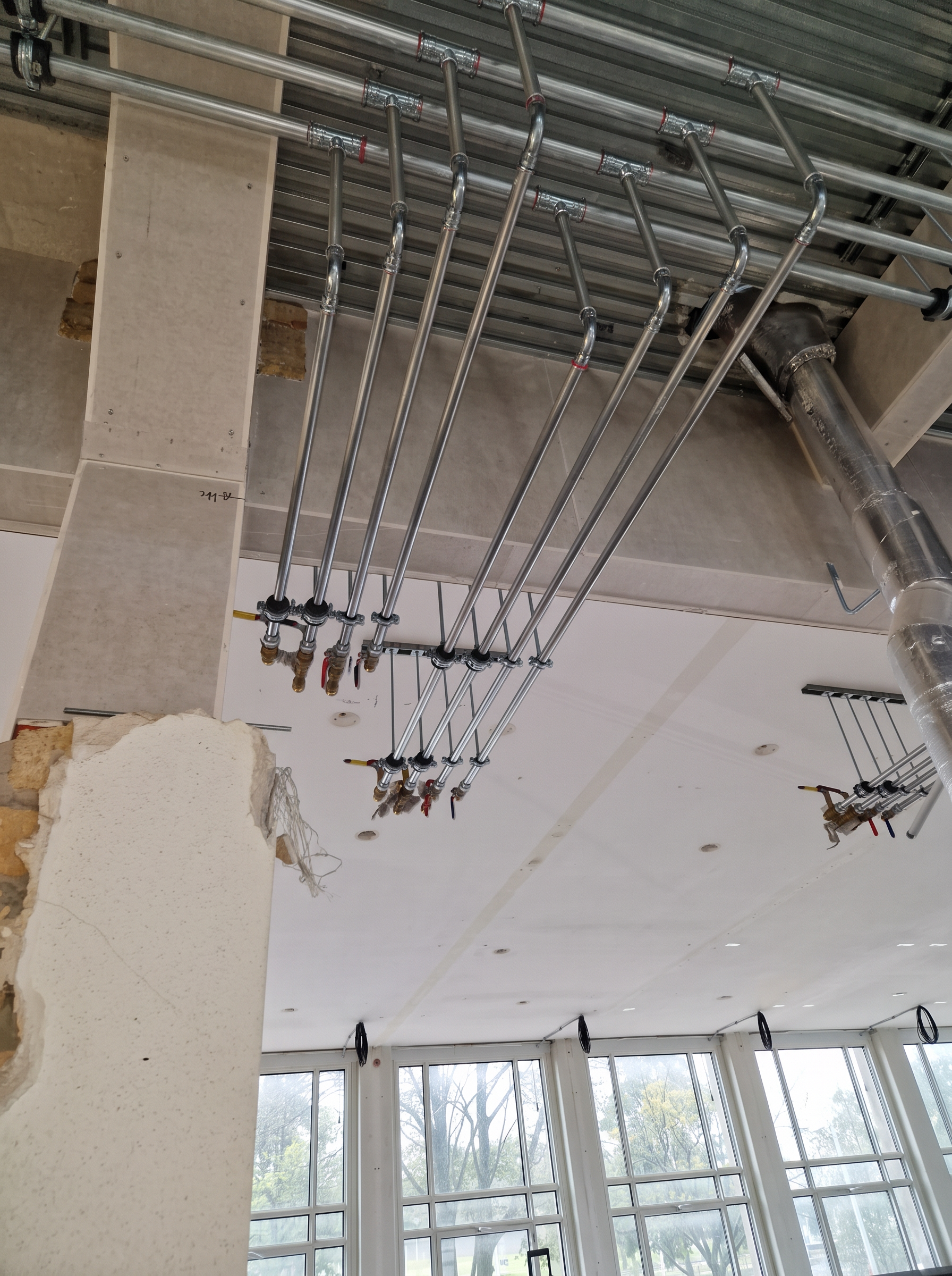 Loodgieter repareert een lekkage onder een keuken spoelbak