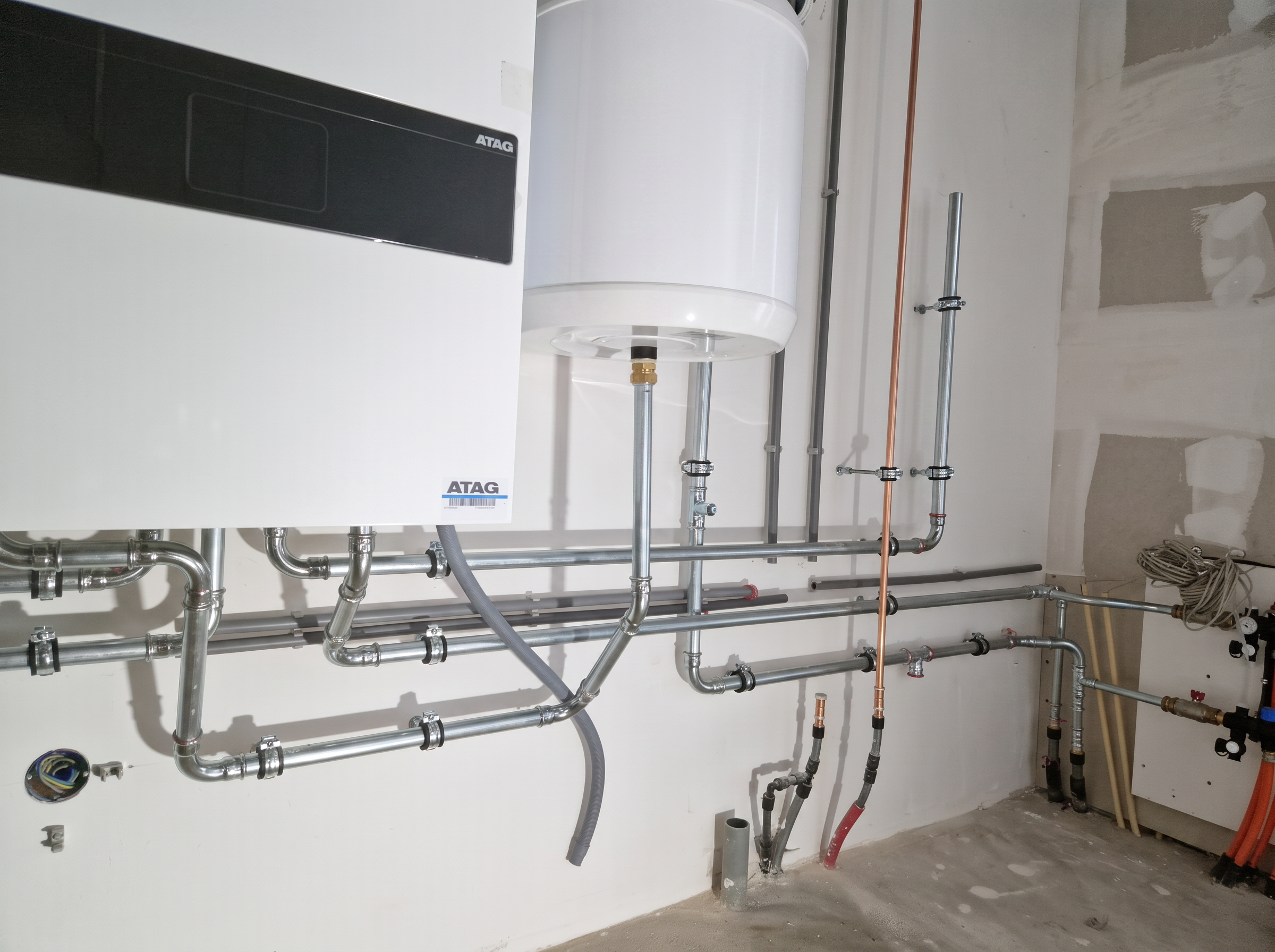 Loodgieter voert preventief onderhoud uit aan installaties