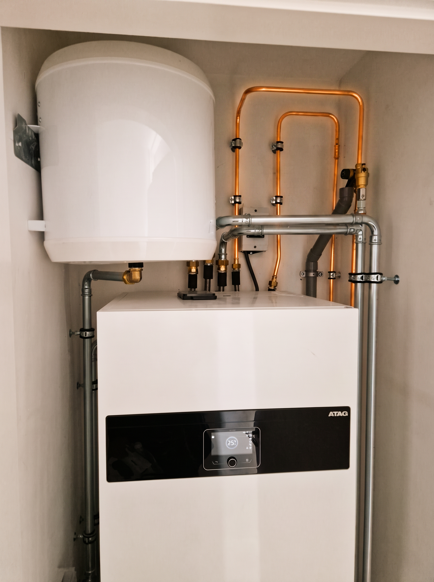 Nette cv-installatie met boiler bij een particuliere klant