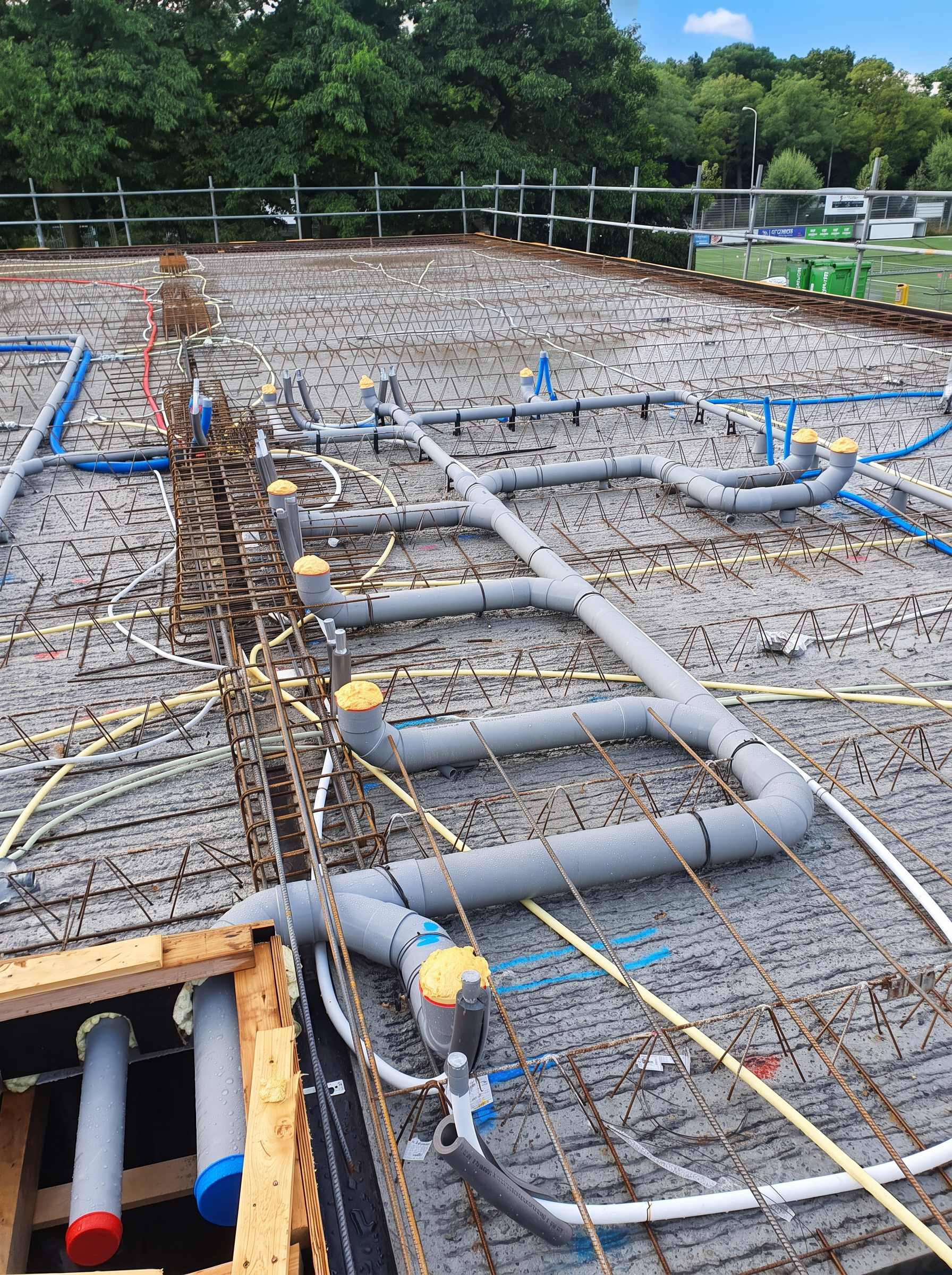 Grootschalige rioleringsaanleg op een betonvloer