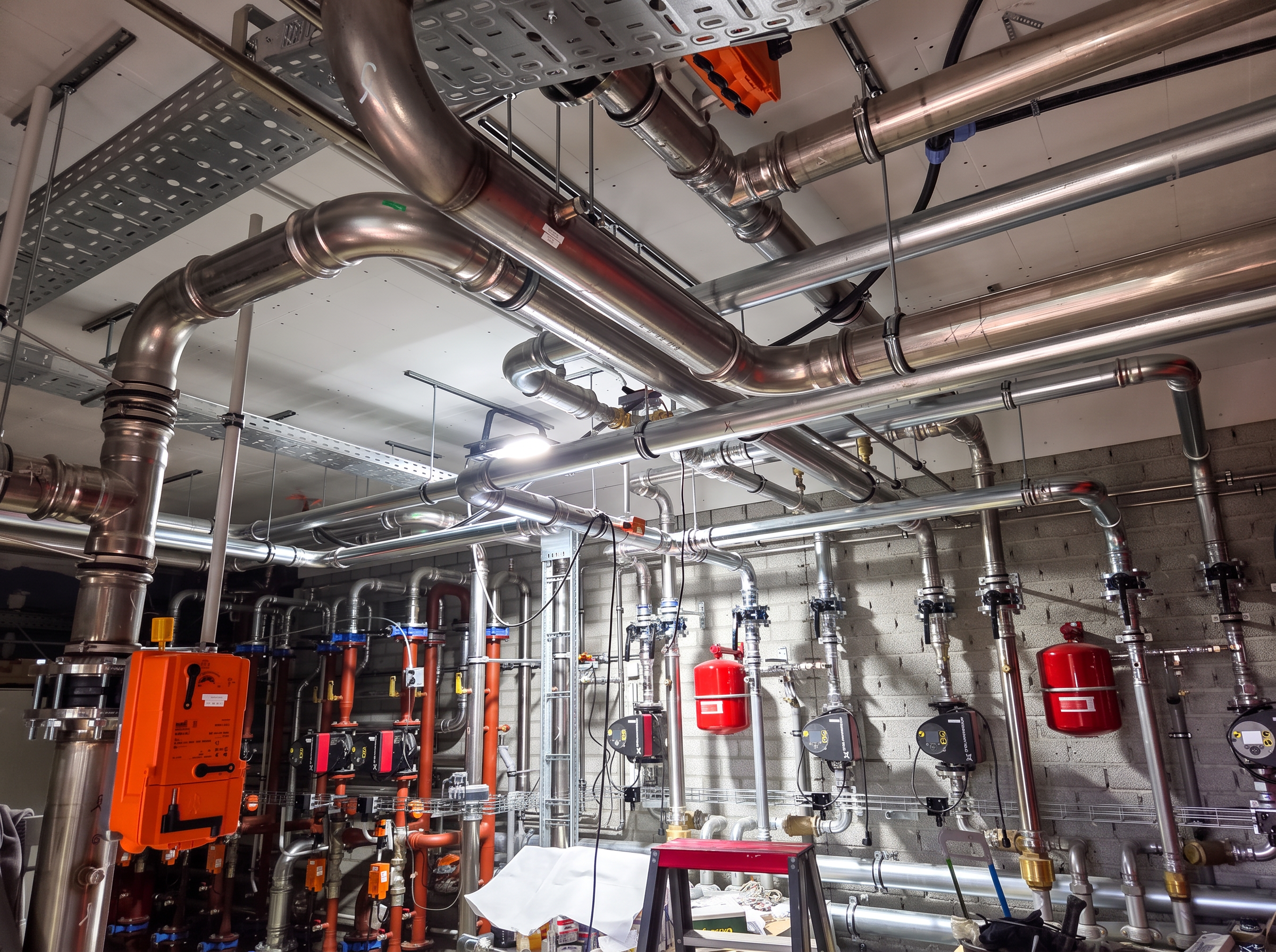 Professioneel aangelegde technische installatie in een utiliteitsgebouw